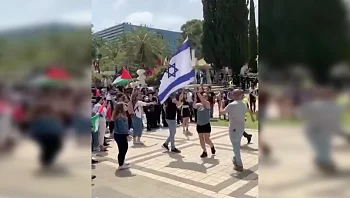 אחת נגד כולם: הניפה דגל ישראל מול מחאה של עשרות פרו פלסטינים
