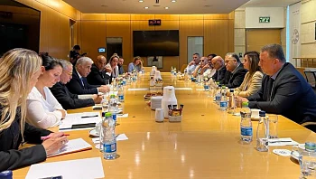 דריכות בקואליציה: לפיד נועד ביחידות עם רינאוי-זועבי