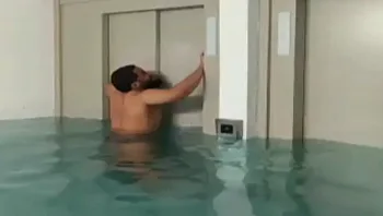 אימה בדרך לחניון: צעירה נתקעה במעלית מוצפת מים וחולצה שניות לפני שטבעה