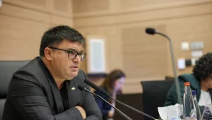 בנט נפגש עם ח"כ ביטון שצפוי לחזור להצביע עם הקואליציה