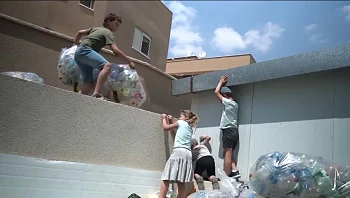 בן 9 אסף מאות אלפי בקבוקים כדי לגייס תרומה לאחיו שנפטר