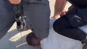 "אתם הורגים אותו": מאבטח דרך על צוואר של נהג אוטובוס • תיעוד