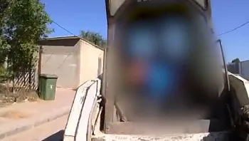 הנהג על הבובקט - בן 11 בלבד • צפו