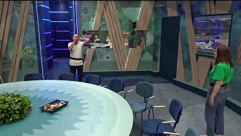 לאחר יומיים שהוא צופה בהם: שרון פוגש את הדיירים בפעם הראשונה