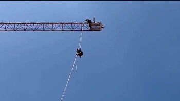 תיעוד דרמטי: צעיר ניסה לקפוץ ממנוף בגובה 50 מטר - משחזר