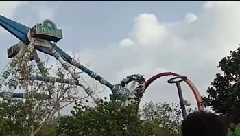 אימה בפארק שעשועים: בזמן שילדים יושבים עליו - מתקן הקרוסלה נשבר