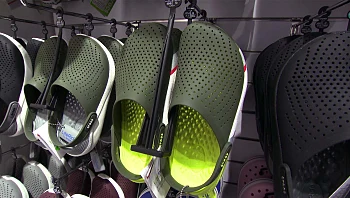 הקרוקס חזר: חברות האופנה משיקות דגמים חדשים לכפכפים השנויים במחלוקת