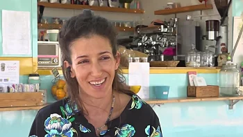 בזמן שישבה בבית קפה - רחלי יילדה אישה שקיבלה צירים במונית סמוכה