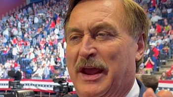 איש סודו של טראמפ בריאיון מיוחד: "הבחירות נגנבו"