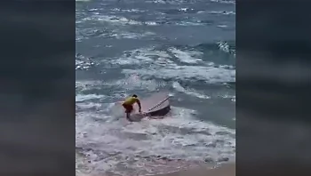 מצילים ומרגיעים: מציל אחד קפץ למים, השני הרגיע אותו במערכת הכריזה