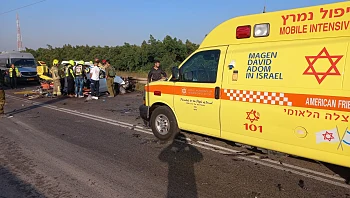 חשד לפגע וברח: רכב פגע בשני רוכבי אופנוע - ונמלט; מצבם קשה