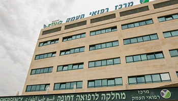 רופא ואחות הותקפו: מלווה של מטופל במיון בביה"ח "העמק" נעצר