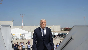 לפיד המריא לפריז: "לבנון צריכה לרסן את חיזבאללה או שאנו נעשה זאת"