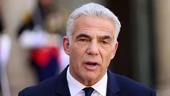 לפיד: "לא פוסל פגישה עם אבו מאזן - אך זה לא על הפרק"