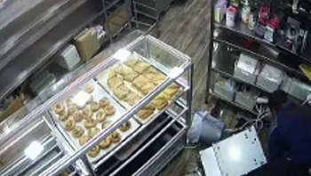 לעיני המצלמות: חמוש בסכין שדד מאפיה באילת - ונתפס ע"י עובד