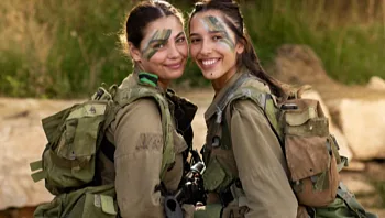 החרדי שמצלם חיילים מחייכים: החליט להציג לעולם צד אחר של צה"ל