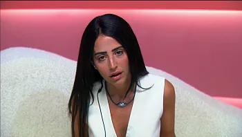 "היא הופכת אותנו לפרוצות": בר נפגעת מהדברים של דינה