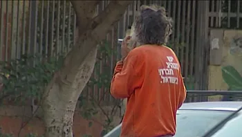 "זינקתי מהאופנוע ורדפתי אחריו": קבצן גנב תיק מרכב - עובר אורח תפס אותו