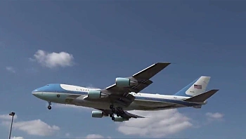 חדר בקרה, מרפאה וחדר שינה: הצצה לתוך המטוס האמריקאי המפואר