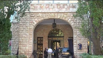 ביקור נשיאותי שכולל עשרות מאבטחים: פז רובינזון מחוץ למלון בו ילון הלילה נשיא ארה"ב