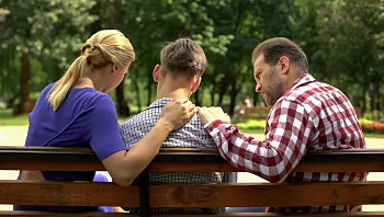 הסיוט של כל הורה: כך תגיבו כשהילד שלכם משתף כי נפגע מינית
