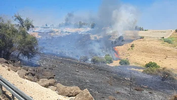 שריפה ליד הכנרת: צוותי כיבוי במקום; מבנים נתפסו בלהבות