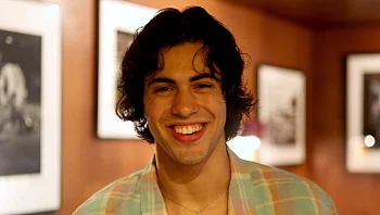 עם קריצה לקירל וסערת האירוויזיון: מרגי משיק קריירה בינלאומית