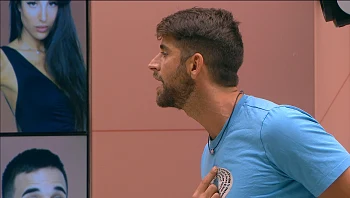 "הלוזר הזה כל היום מנסה ללקק את התחת של כולם"