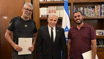 לפיד נפגש עם האזרחים שניטרלו את המחבל: "הצלתם חיים"