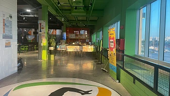 בת 18 נפלה מגובה במתחם שעשועים בראשון לציון, מצבה קשה