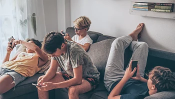 איך תדעו שהילד שלכם מכור למסכים - ומהן הנורות האדומות?