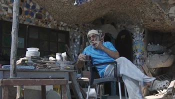 "רק עם אלונקה יקחו אותי מפה": המאבק של איש המערות שגר בחוף