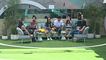 אופס, מביך: הדיירים בשיר יום הולדת, אבל לא לטליה