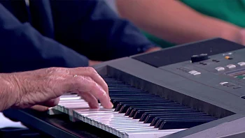 דואט פוליטי: חברי הכנסת קטי שטרית ואביר קארה שרים עם שרה׳לה שרון