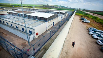 להעביר את הטיפול בפרשת הסרסור בסוהרות לשב"כ | דעה