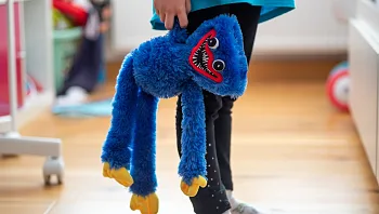 "אחבק אותך עד הנשימה האחרונה": הסערה על הבובה שמפחידה ילדים