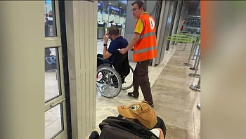 לקח כדורי שינה לפני טיסה: "התעלפתי בשירותים ופרצו לתא כדי להציל אותי"