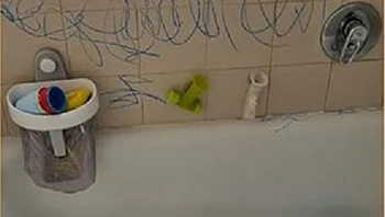בת ה-3 ציירה עם טושים על האמבטיה - זה מה שאבא שלה עשה