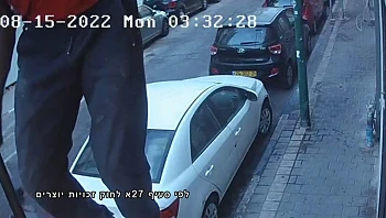 לאור יום ובאמצע הרחוב: הפורץ טיפס על סולם וגנב קורקינט