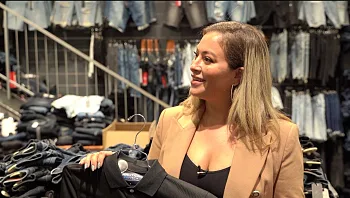 ממלכת האאוטלטים: ליהיא גרינר במסע בחנויות הבגדים במחירים הכי זולים