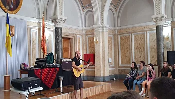 חצי שנה למלחמה באוקראינה: המוסיקאי טל קרביץ תיעד את מסעו באזורי הקרבות