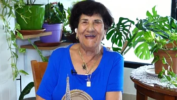 סבתא נינג'ה: בת 84 התעמתה עם חמוש בסכין שניסה לפרוץ לביתה - והבריחה אותו