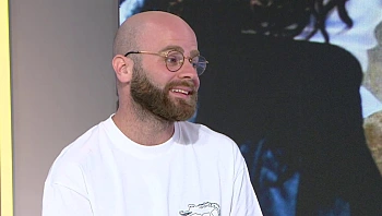בבוקר גנן, בערב סטנדאפיסט: הכירו את יובל המשלב הומור וחינוך