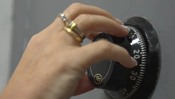 הצצה בלעדית: הכספת שבה שומרים את הסמים המסוכנים בישראל