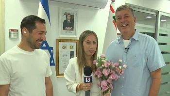 החתן והכלה לא האמינו: ראש העיר הסיע את העובד שלו לחתונה