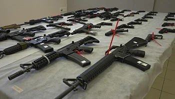 כלי נשק, סמים ועשרות עצורים: הסוכן הסמוי שהוביל לפשיטת ענק