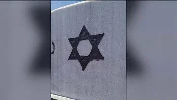 "המצבה סדוקה, הצבע מטושטש, אנחנו לא מאמינים למה שאנחנו רואים"