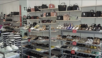 ליהיא גרינר מגיעה לשופינג בחולון: אאוטלט קטן עם הנחות גדולות