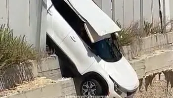 צפו בתיעוד: רכב איבד שליטה בחניון בראשל"צ ונותר תלוי באוויר
