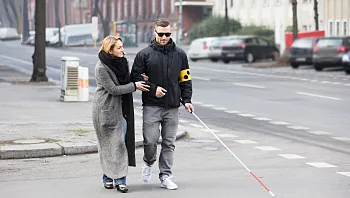 "הוא נגע לי 'בטעות' בחזה": גבר התחזה לעיוור והטריד צעירה ברחוב